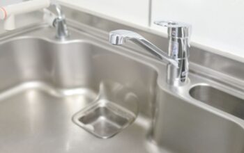 シンクの水垢が取れない原因は？落とし方と予防法を解説