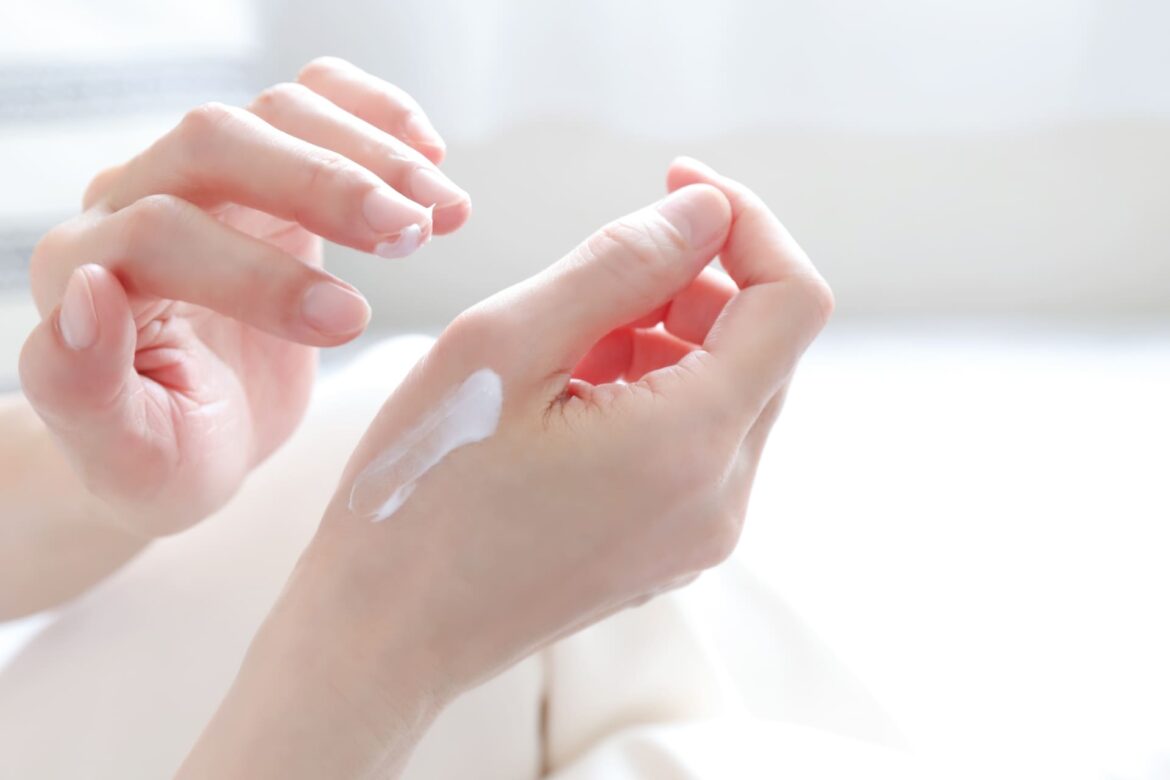 洗い物で手が荒れる原因は？症状や対策を解説
