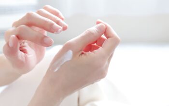 洗い物で手が荒れる原因は？症状や対策を解説