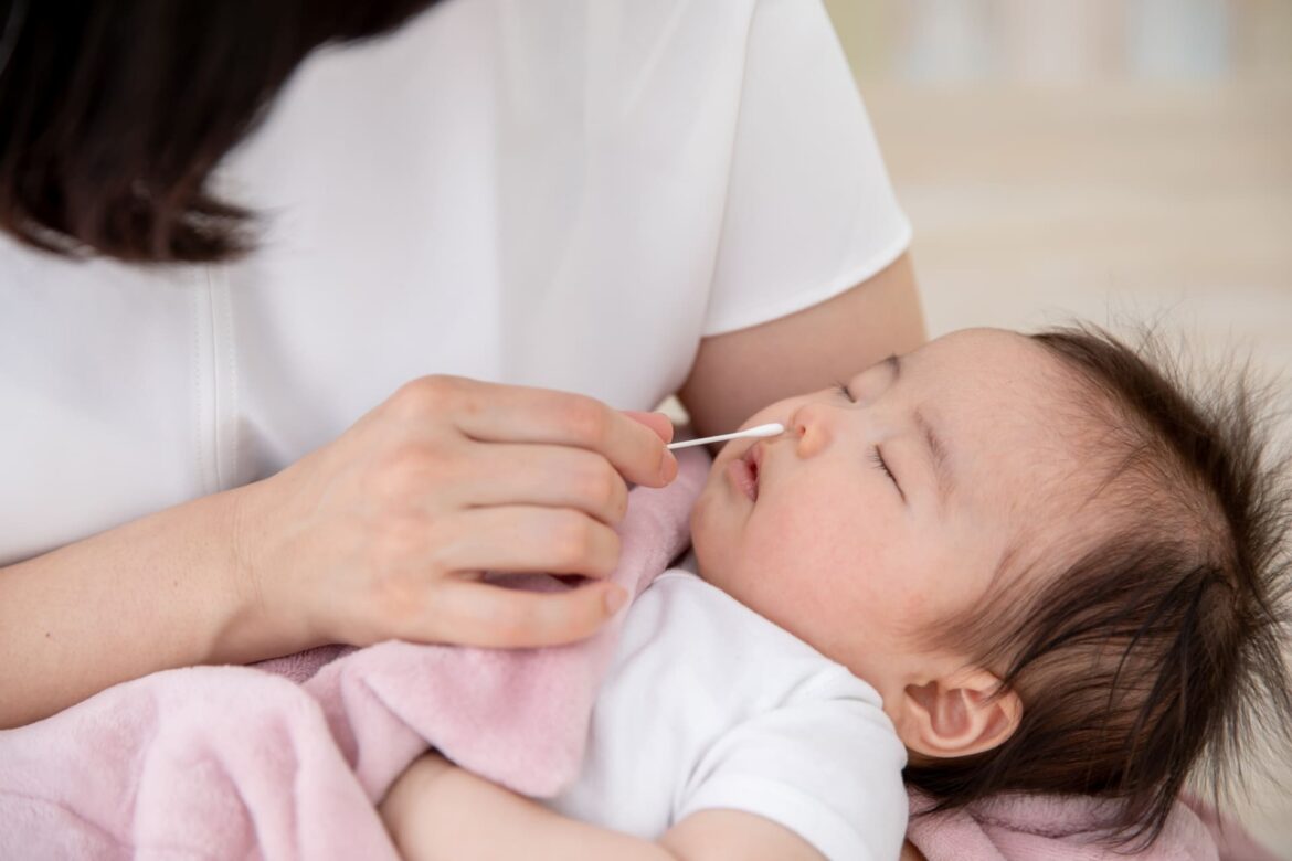 赤ちゃんの鼻水が出たら？月齢別のケアを解説