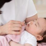 赤ちゃんの鼻水が出たら？月齢別のケアを解説