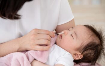 赤ちゃんの鼻水が出たら？月齢別のケアを解説