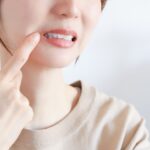 歯を気にしている女性