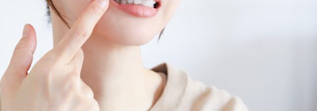 歯を気にしている女性