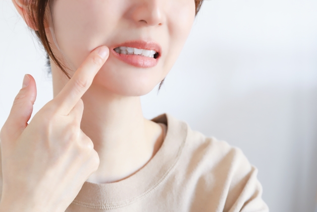 歯を気にしている女性