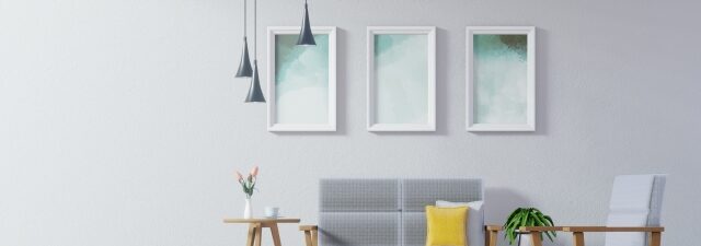 額縁が飾られた部屋