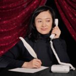 電話鑑定する女性占い師