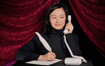 電話鑑定する女性占い師