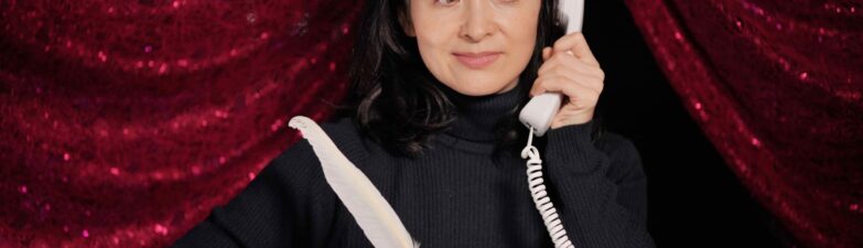 電話鑑定する女性占い師