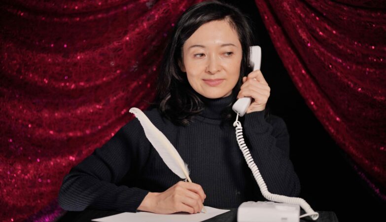 電話鑑定する女性占い師